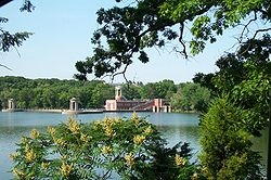 美国圣玛丽湖大学蒙得伦神学院(蒙得伦)