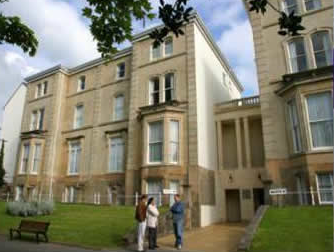 英国斯旺西高等教育学院（现名：斯旺西城市大学）
