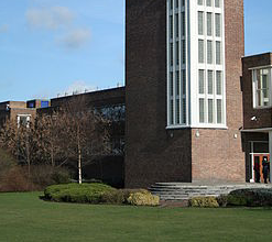 英国东北威尔士学院（现名：格拉杜尔大学）