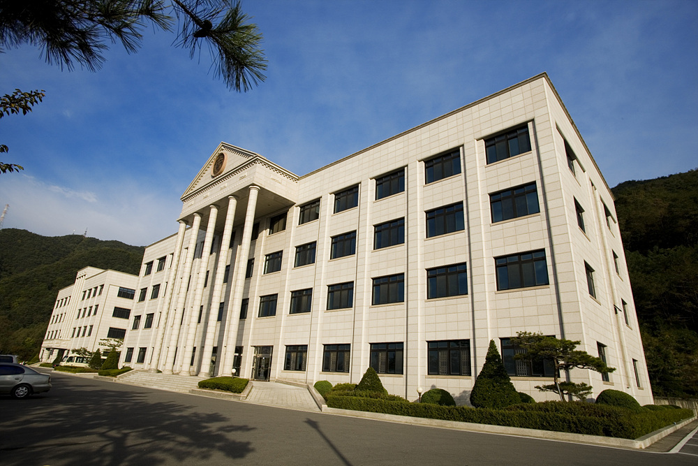 世明大学