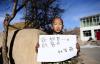 铁富青，10岁，青海省大通回族土族自治县朔北藏族乡代同庄村完全小学三年级学生（2012年12月31日摄）。他和弟弟铁贵青一直由外公外婆照顾，而铁富青的爸爸妈妈一年有10个月的时间在外打工。铁富青把爸爸妈妈的照片放在书包里，“我想他们的时候，就可以看一下照片”，铁富青告诉记者。