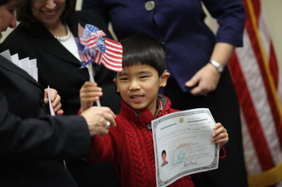 2006 年 5 月 22 日，来自 42 个国家的 95 名新移民宣誓加入美国国籍