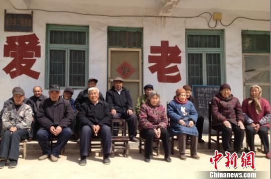 几位老人见记者来访，请记者帮帮忙给他们与爱心敬老院创办人拾方平老夫妇合个影　朱志庚　摄