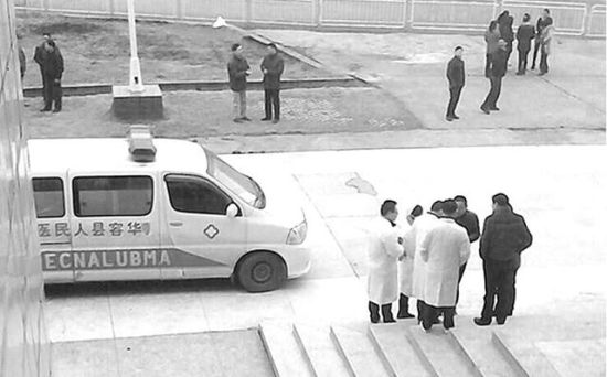 华容县二中高三女生小欣(化名)却在第一节课下课后,从教学楼6楼一跃而下,一条鲜活的花季生命戛然而止。 华容县二中高三女生小欣(化名)却在第一节课下课后,从教学楼6楼一跃而下,一条鲜活的花季生命戛然而止。