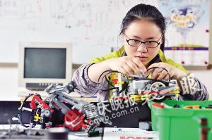 一有时间张寒就在学校提供的场地内做机器人 一有时间张寒就在学校提供的场地内做机器人