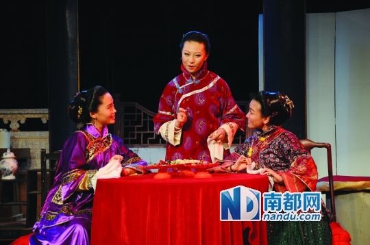 本地艺校学生表演话剧《家》,很多艺校毕业生会进入儿童艺术培训市场求职。 本地艺校学生表演话剧《家》,很多艺校毕业生会进入儿童艺术培训市场求职。