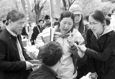 清华大学2014高考咨询会上，愁眉紧锁的家长向学校招生人员咨询。