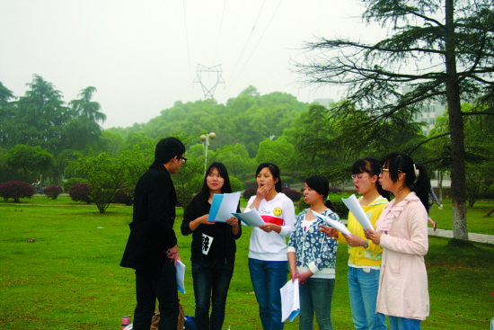 在湘潭大学,爱秀俱乐部学子在晨读。(摄影邱乾谋) 在湘潭大学,爱秀俱乐部学子在晨读。(摄影邱乾谋)
