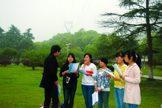 在湘潭大学，爱秀俱乐部学子在晨读。（摄影邱乾谋）