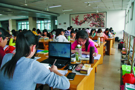 学子在图书馆认真读书。（摄影邱乾谋）