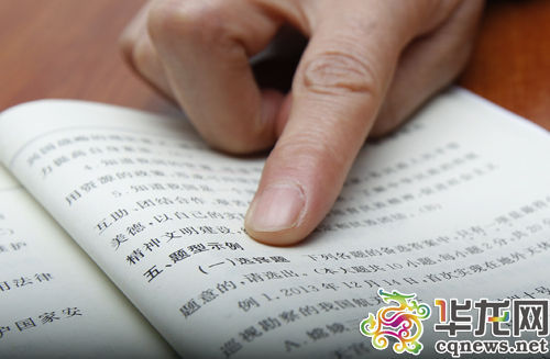 根据《中考说明》,政治科目选择题从往届的多选题变成全部单项选择题,降低了难度。 首席记者 李靖 实习生 王云飞 摄 根据《中考说明》,政治科目选择题从往届的多选题变成全部单项选择题,降低了难度。 首席记者 李靖 实习生 王云飞 摄
