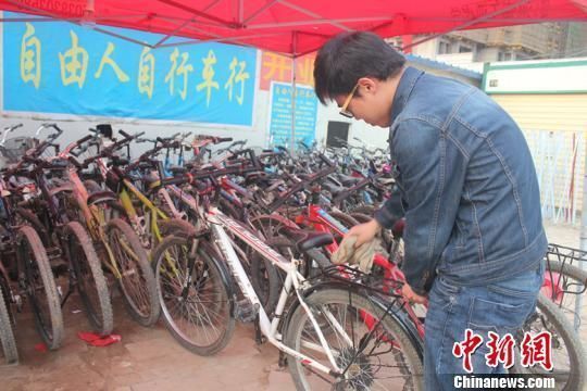 劳动节假期，梁鹏坚守在他的二手自行车行。