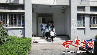 昨日上午10时许，陕西服装工程学院9号公寓楼，几名女生正站在公寓楼门外唱歌