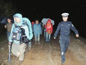 28名大学生迷失四川轿顶山 民警10小时搜救脱险