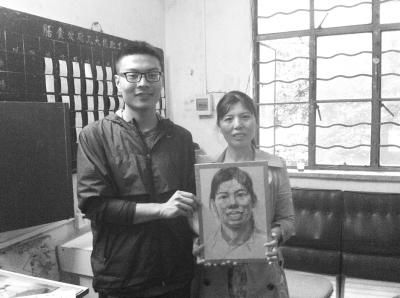 刘秀英(右)接过学生们送给她的画像。
