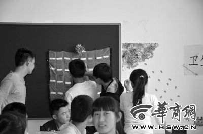 7日，在陕铁院一教室内，同学们上课前将手机放入收纳袋本报记者薛楠摄
