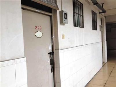 4月19日，中山大学一男生公寓楼二楼自杀研究生蔡洁挺的宿舍。门上的封条已被撕去。新京报记者 范春旭 摄