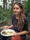 这是第一次，Eden Evans，22，住在离网“我听说小气泡很多好东西，我正在做一个关于生态村论文，所以我在这里能得到第一手的经验，”她说。“我在种植和园艺和环境感兴趣。“我正在学习社会人类学，一般我喜欢研究的是土地的态度，这是景观是如何用于一般的宇宙学和影响着人们的生活方式。“典型的西方意识形态被称为自然主义的宇宙学，其中有一种倾向，认为人类在环境异常。“这是一个更全面的看法，更多的是一种做事的等级观念。”
