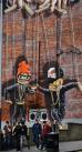 古怪的嘻哈的木偶让约翰街在市中心。