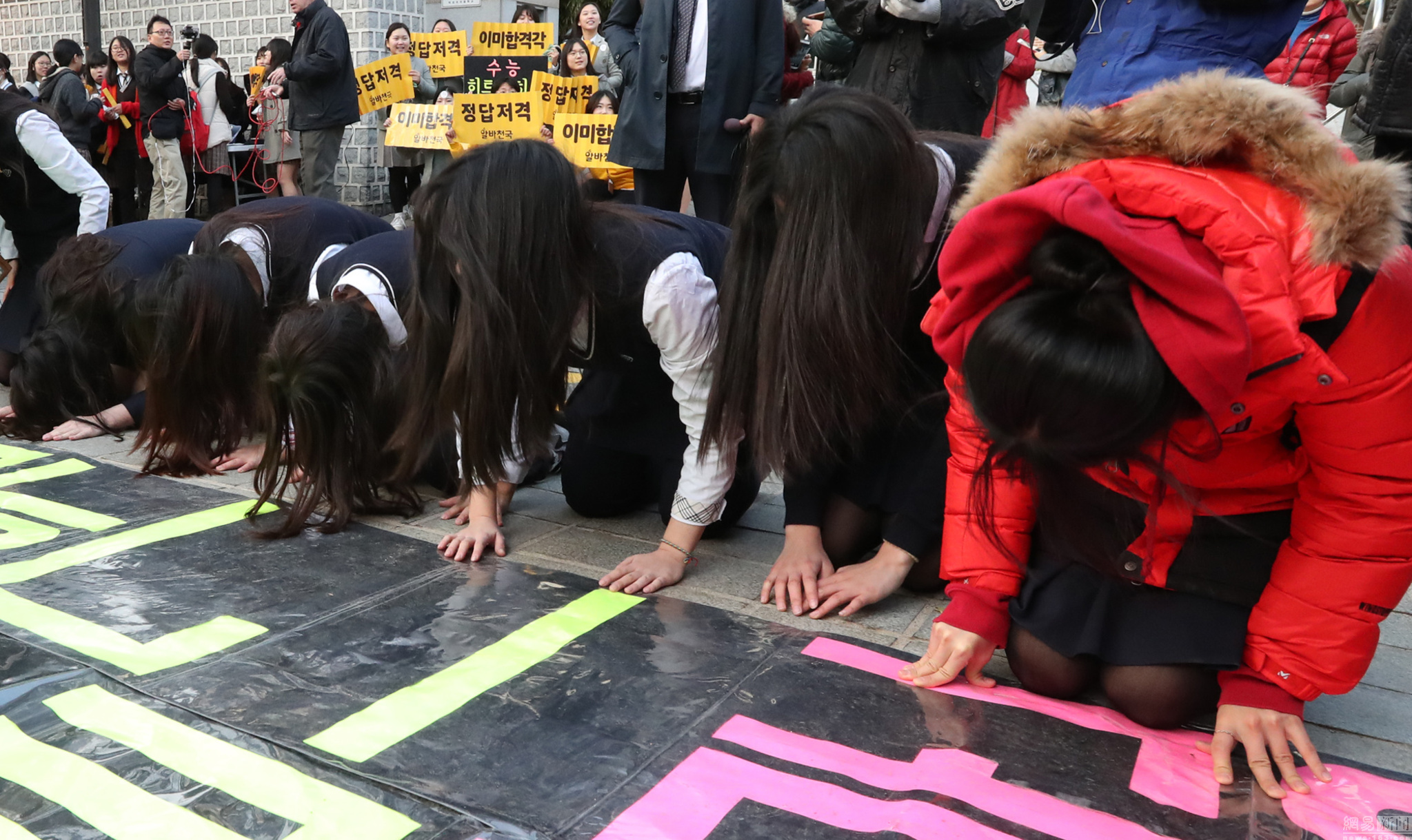 韩国高考开始 学弟学妹下跪为考生加油