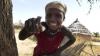 Yasmin，7岁，住在一个偏僻的村庄里，Hille Bar，在干旱的乍得地区，西非，与她的母亲Jumana和她的五个兄弟姐妹。她的父亲离开村子找工作在绳厂还有一定距离。食物经常短缺。Yasmin喜欢玩但妈妈说有时候缺乏食物使她虚弱，她不得不躺下。