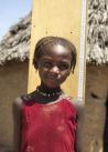 孩子如Yasmin，站在这里来衡量，缺乏食物是发育受损的一个常见原因。Yasmin的母亲说，她的另一个孩子死于饥饿几年以前。