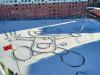 近日，在吉林省白城市瑞光小学操场上，一名男美术教师在操场上制作出了一幅巨型的哆啦A梦图。