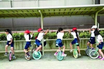 日本小学生学习自立从骑独轮车开始