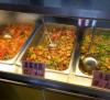 哈尔某大学二食堂推出草莓肉段，6块钱就能买半盘，水果与肉的搭配也让很多同学忍不住尝试一下。