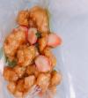 哈尔某大学二食堂推出草莓肉段，6块钱就能买半盘，水果与肉的搭配也让很多同学忍不住尝试一下。