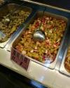 哈尔某大学二食堂推出草莓肉段，6块钱就能买半盘，水果与肉的搭配也让很多同学忍不住尝试一下。