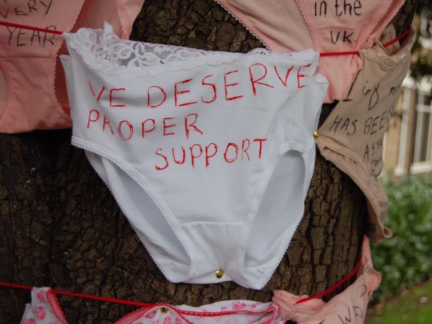 伦敦学生在校园挂上内衣 抗议性侵与学校不作为