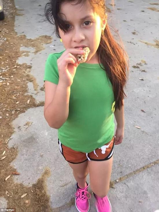美国8岁女孩跑步减肥途中偷吃零食！走红网络