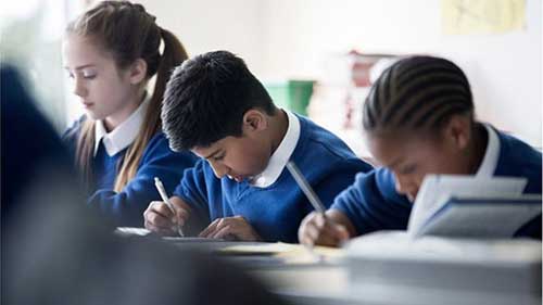 英国学校资金不足 正削减教师与助教数量