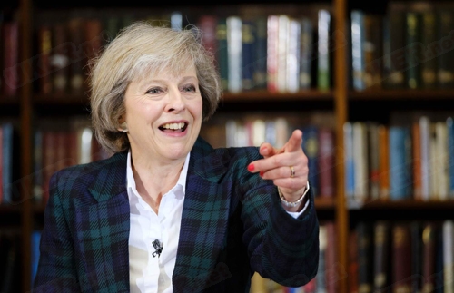 英国首相或需对移民问题让步 不再削减留学生人数