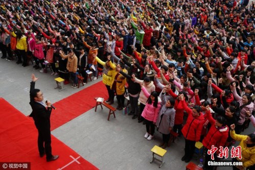 资料图：2月25日，距2017年高考百日之际，河南省汝南一高举行决战高考百日誓师励志大会。图片来源：视觉中国