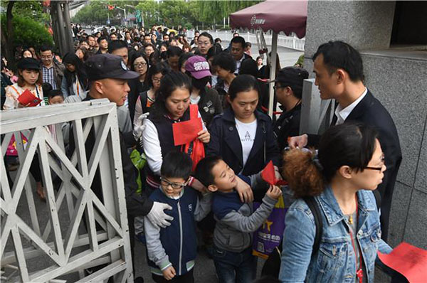 5月6日,南京金陵中学河西分校小学部开门面谈,家长们带着孩子一早赶来。交汇点 图