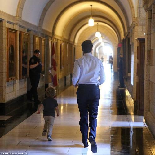 闲暇时，特鲁多还带着儿子在议会大厦里跑步。
