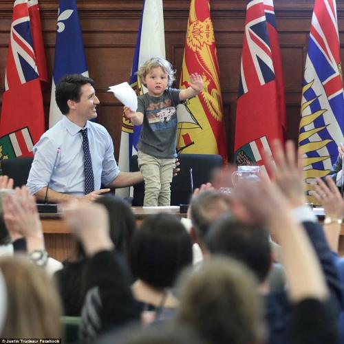 加拿大总理特鲁多带着3岁小儿子上班，“视察”了议会。