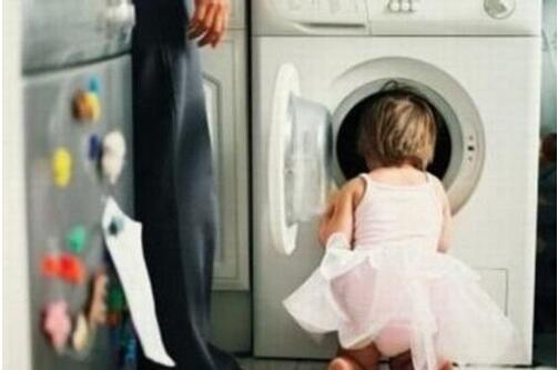 法国3岁孩子被锁洗衣机内 年轻爸爸:只是想拍照