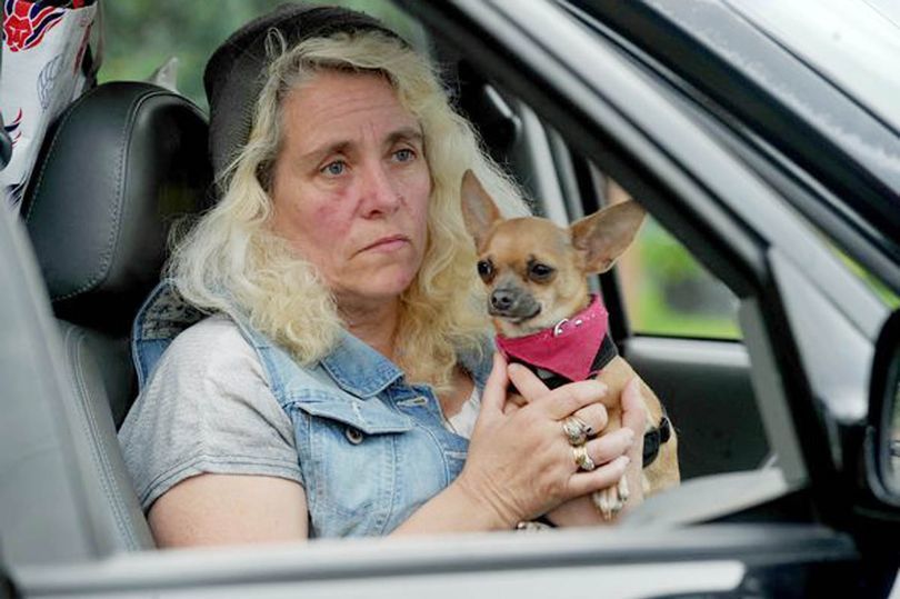 英国女护士无家可归 与宠物狗住在车中靠狗粮充饥