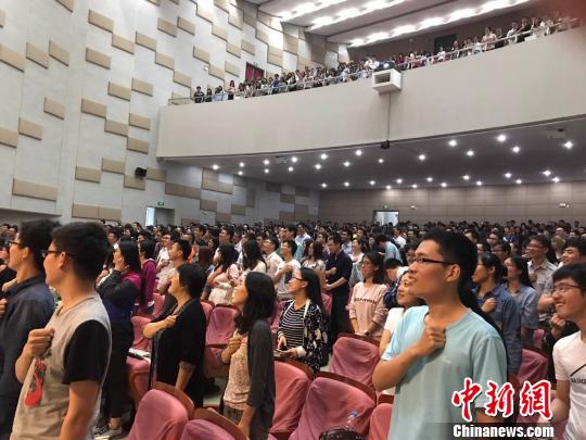 图为参加“2017年教育部‘平安留学’出国留学行前培训会的留学人员在接受培训。