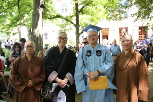  振冠法师(右二)成为首位来自中国大陆的汉传佛教僧侣毕业生。(记者洪群超/摄影)