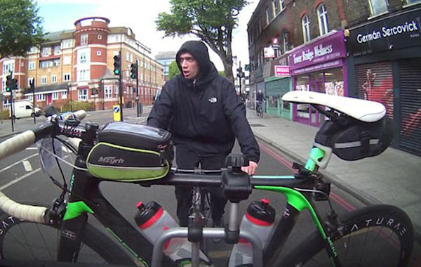 英国一偷车贼为偷汽车上的自行车跟车跑数十米
