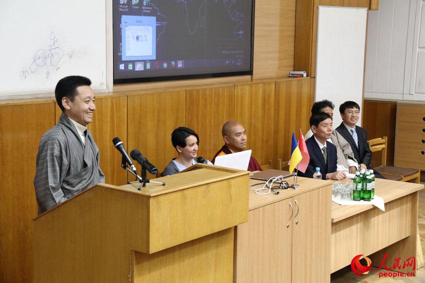 中国藏文化交流团走进基辅国立大学国际关系学院,以“中国的宗教与民族政策”为主题,与该院师生进行交流活动。谭武军摄