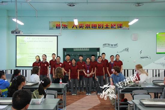 美国留学生到徐悲鸿中学交流 现场包粽子体验端午传统文化