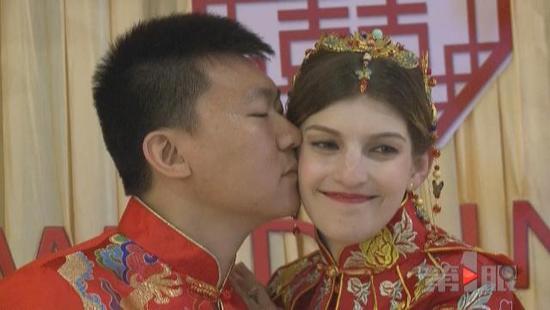 重庆小伙带美国媳妇回重庆结婚 