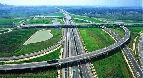 美国问答网站网友问中国有高速公路吗？回答亮了
