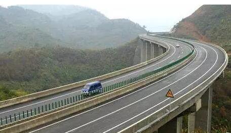 美国问答网站网友问中国有高速公路吗？回答亮了