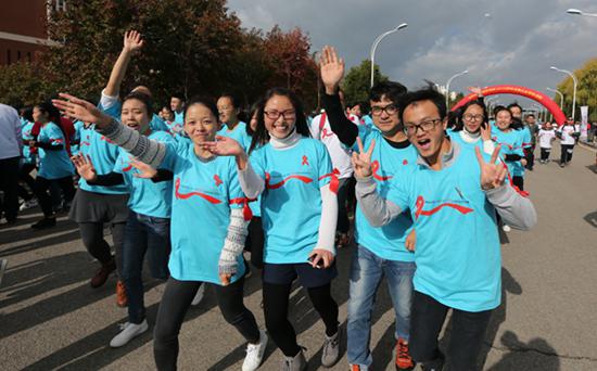  2016昆明首届红丝带健康跑活动在昆明医科大学举行。视觉中国供图（资料图片）
